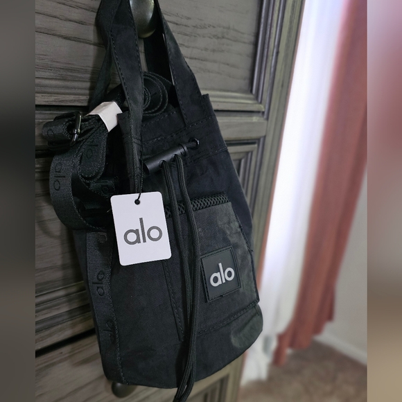 ALO Yoga Crossbody - Picture 3 of 15